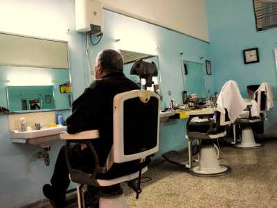Tra i barbieri pi� antichi di Bari, c�� sicuramente Vito, anziano signore dalla folta e bianca criniera e dallo sguardo mesto e gentile che in strada Palazzo di Intendenza, alle spalle della Prefettura, taglia barba e capelli ai pochi affezionati clienti rimastigli nel centro storico di Bari